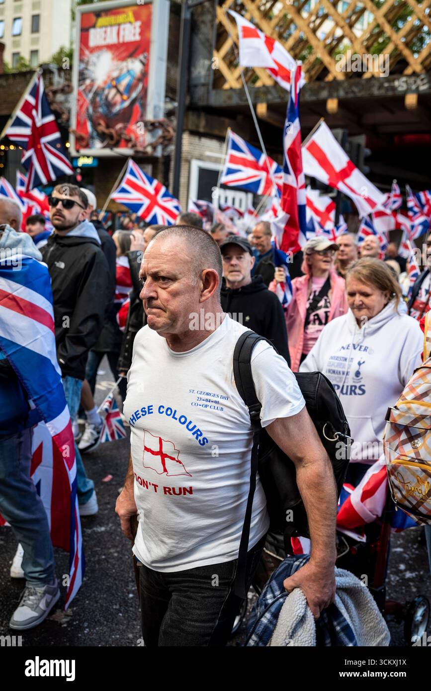 la marche "unissez le Royaume" dirigée par Tommy Robinson rassemble des centaines de milliers de manifestants dans le centre de Londres, Angleterre, Royaume-Uni, le 13 septembre 2025 Banque D'Images