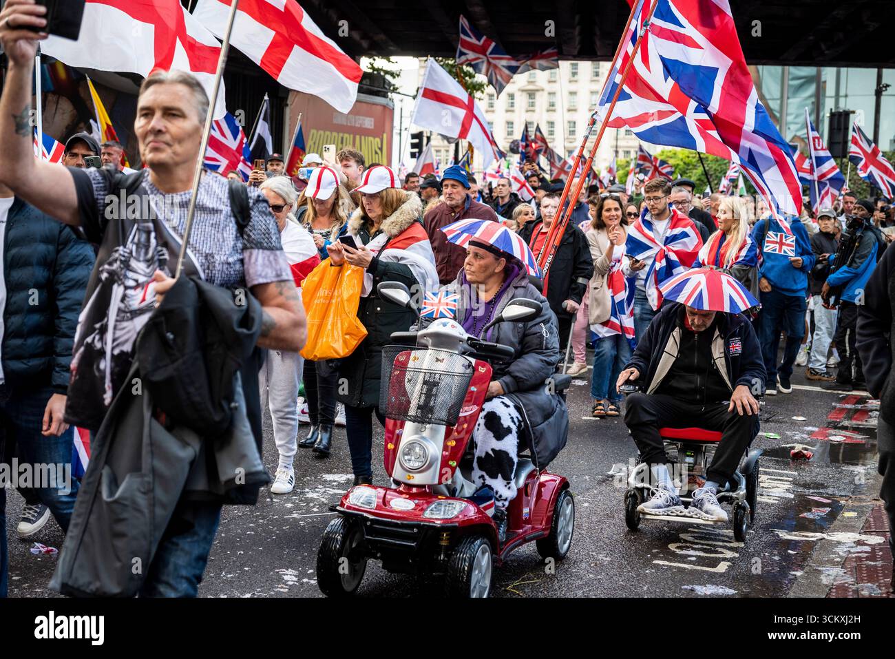 la marche "unissez le Royaume" dirigée par Tommy Robinson rassemble des centaines de milliers de manifestants dans le centre de Londres, Angleterre, Royaume-Uni, le 13 septembre 2025 Banque D'Images