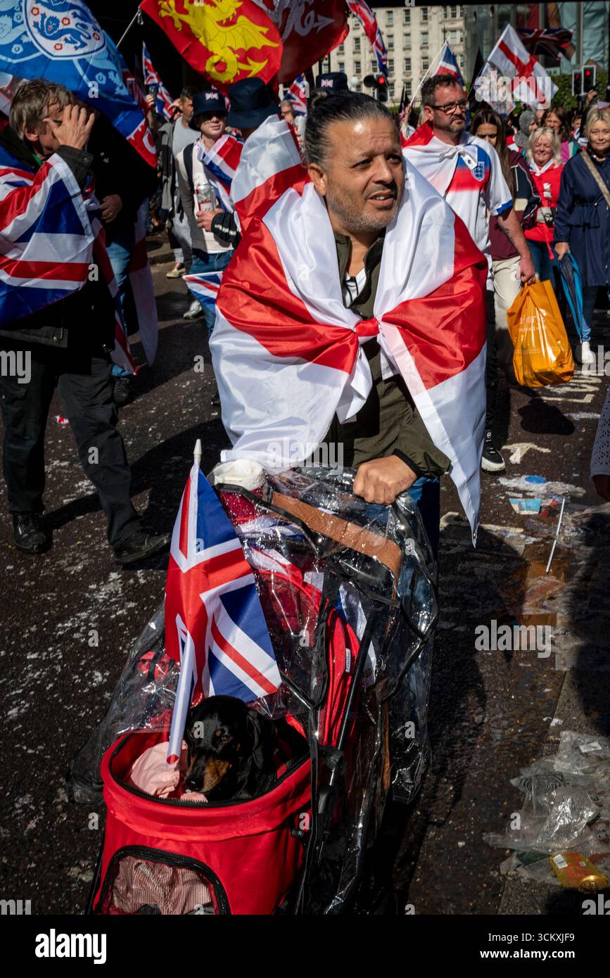 la marche "unissez le Royaume" dirigée par Tommy Robinson rassemble des centaines de milliers de manifestants dans le centre de Londres, Angleterre, Royaume-Uni, le 13 septembre 2025 Banque D'Images