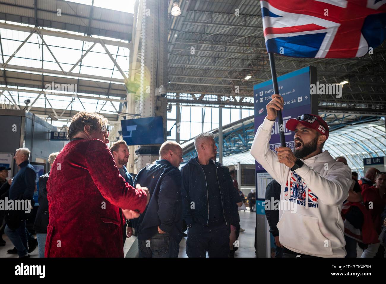 la marche "unissez le Royaume" dirigée par Tommy Robinson rassemble des centaines de milliers de manifestants dans le centre de Londres, Angleterre, Royaume-Uni, le 13 septembre 2025 Banque D'Images