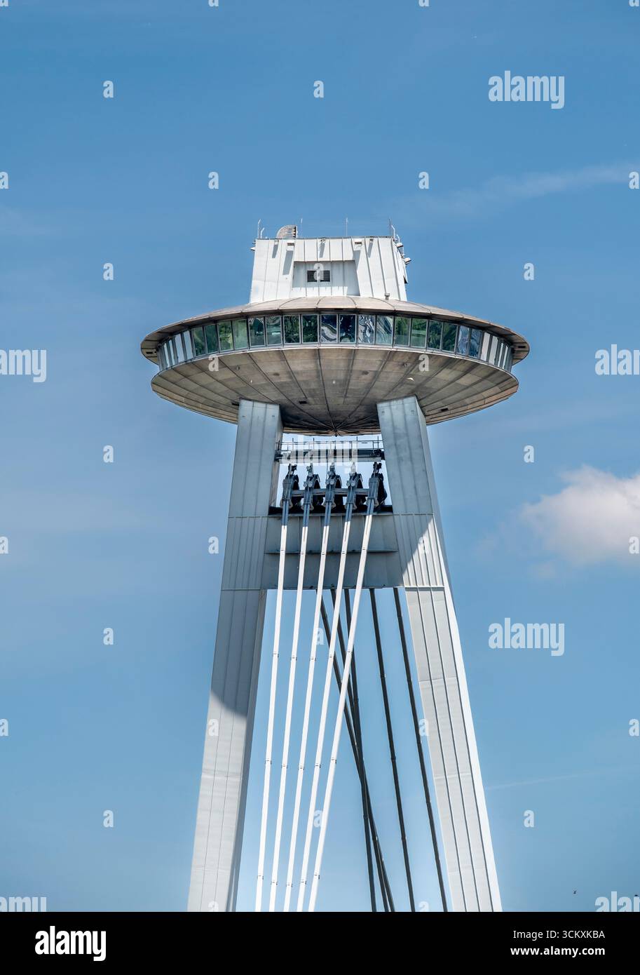 Point de vue de tour d'OVNI à Bratislava. Slovaquie. Banque D'Images