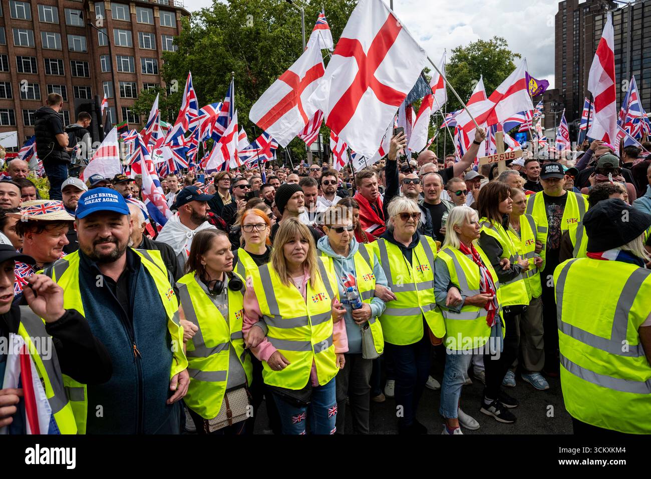 la marche "unissez le Royaume" dirigée par Tommy Robinson rassemble des centaines de milliers de manifestants dans le centre de Londres, Angleterre, Royaume-Uni, le 13 septembre 2025 Banque D'Images