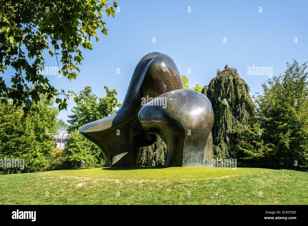 Pièce de mouton, sculpture monumentale en bronze de l'artiste britannique Henry Moore sur Seefeldquai près du lac de Zurich, monument en plein air à Zurich, Suisse Banque D'Images