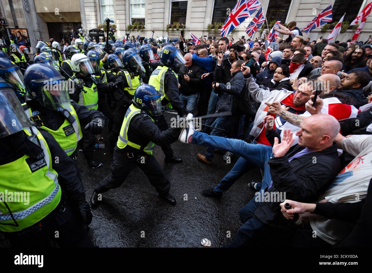 Londres, Royaume-Uni. 13 septembre 2025. Unir les partisans du Royaume affrontent la police à Whitehall. Des échauffourées éclatèrent après la fin de la marche Unite the Kingdom de Tommy Robinson et la police décida d'éloigner les participants du rassemblement. Une contre-manifestation a également été organisée par Stand Up to Racism, qui a vu 16000 policiers déployés pour maintenir la paix. Crédit : SOPA images Limited/Alamy Live News Banque D'Images