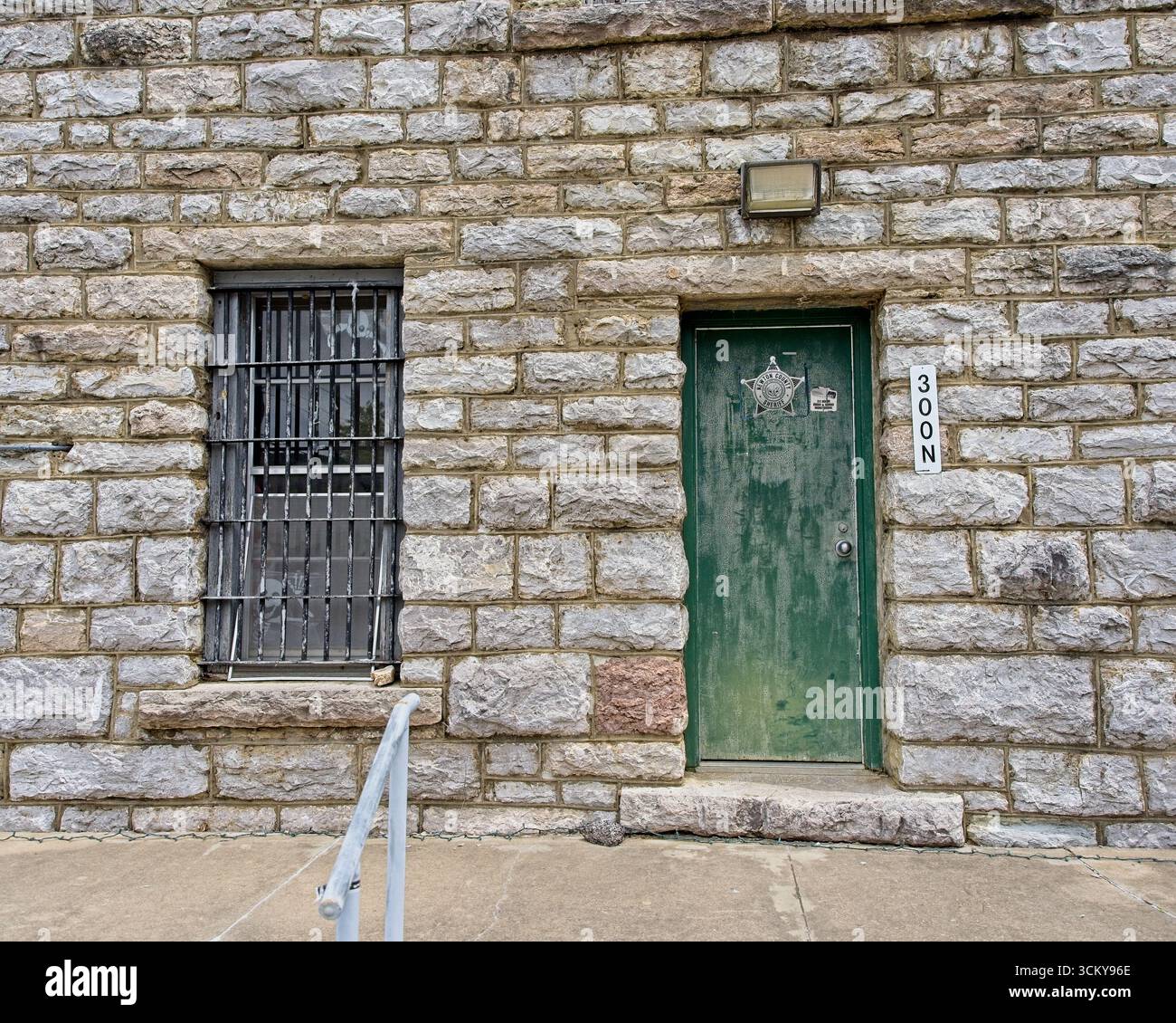 Entrée de la prison de Limestone 1902 Newton County dans le centre-ville de Jasper Arkansas - mai 2025 Banque D'Images