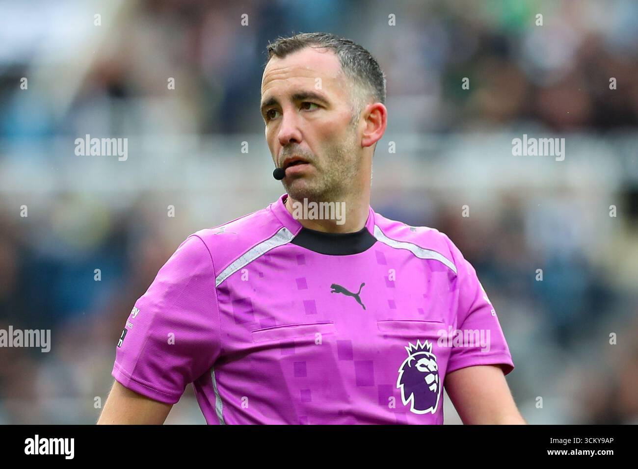 Newcastle, Royaume-Uni. 13 septembre 2025. Arbitre Chris Kavanagh lors du Newcastle United FC contre Wolverhampton Wanderers FC English premier League match au St.James' Park, Newcastle, Angleterre, Royaume-Uni le 13 septembre 2025 crédit : Lee Keuneke/Every second Media crédit : Every second Media/Alamy Live News Banque D'Images