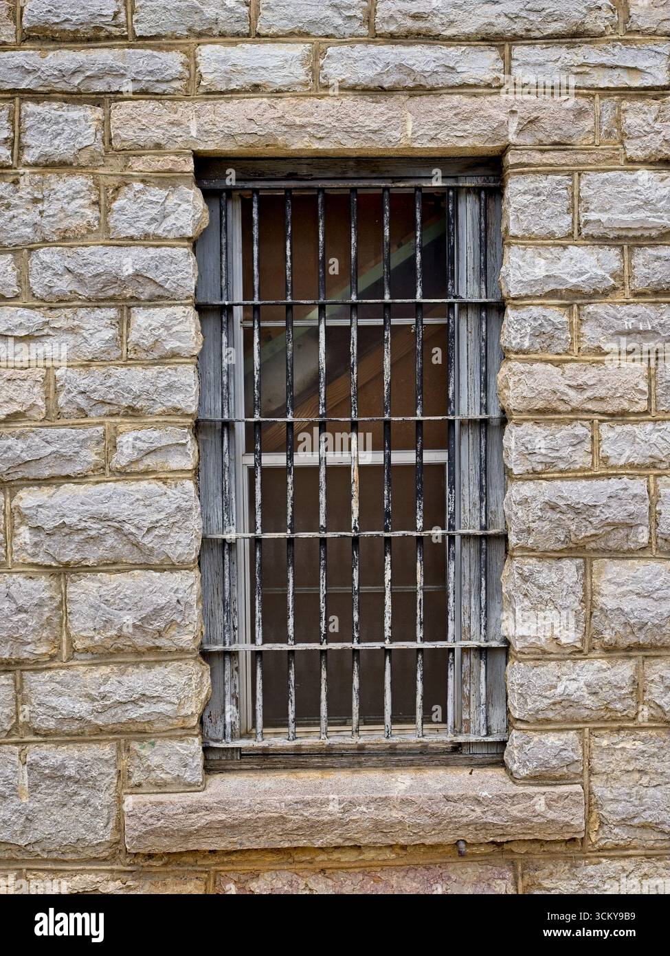 Fenêtre barrée d'acier dans le mur de calcaire de 1902 Newton County prison à Jasper Arkansas Banque D'Images