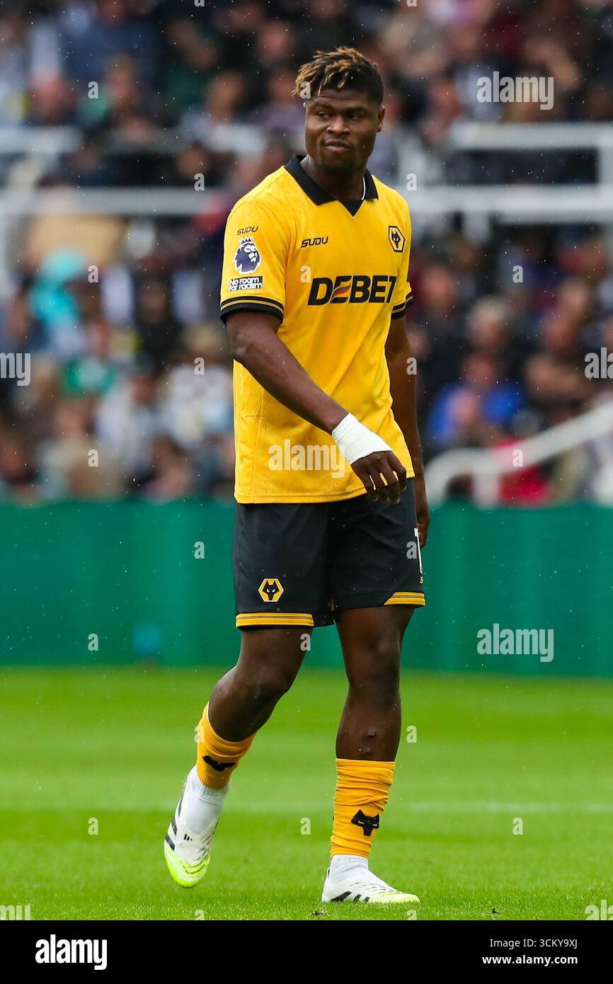 Newcastle, Royaume-Uni. 13 septembre 2025. Emmanuel Agbadou des Wolverhampton Wanderers lors du Newcastle United FC contre Wolverhampton Wanderers FC English premier League match au St.James' Park, Newcastle, Angleterre, Royaume-Uni le 13 septembre 2025 crédit : Lee Keuneke/Every second Media crédit : Every second Media/Alamy Live News Banque D'Images