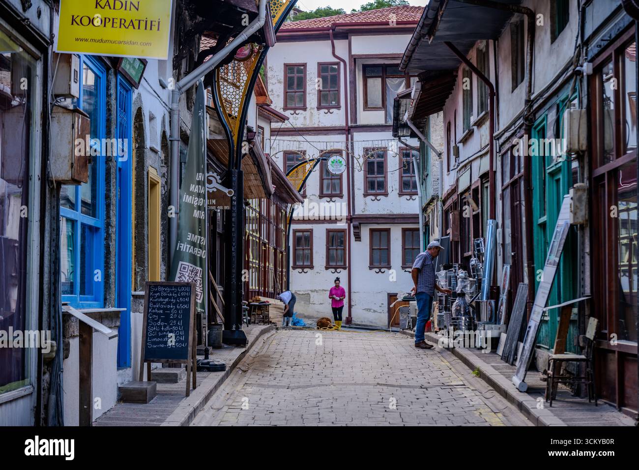 Une rue de marché étroite avec des maisons traditionnelles de style ottoman, des magasins locaux et des piétons dans la ville historique de Mudurnu, Bolu, Turquie – 9 septembre Banque D'Images