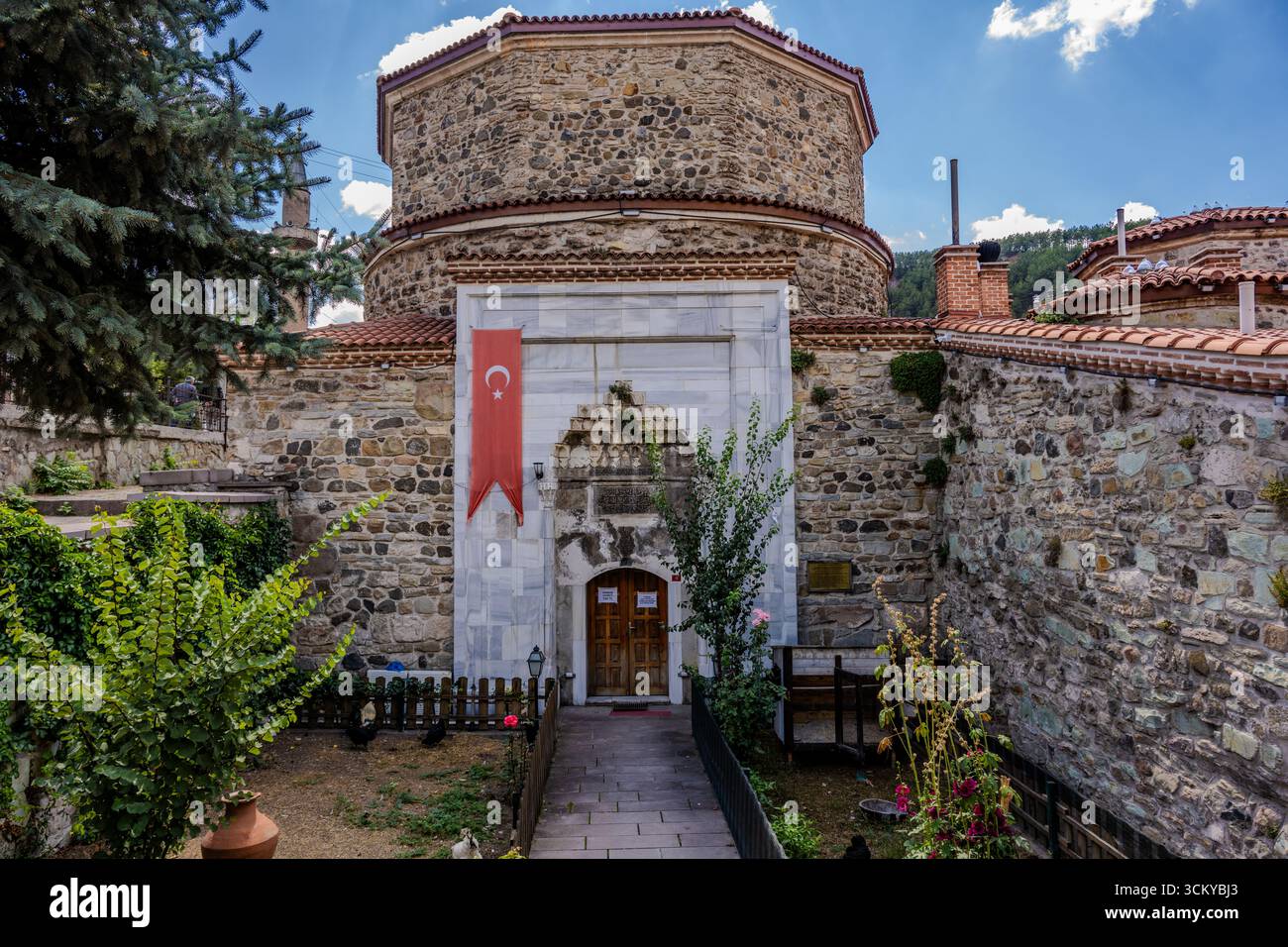 L'entrée d'un hammam ottoman historique (bain turc) avec un drapeau turc au-dessus de la porte de marbre, situé dans la ville de Mudurnu, Bolu, Turquie – Banque D'Images