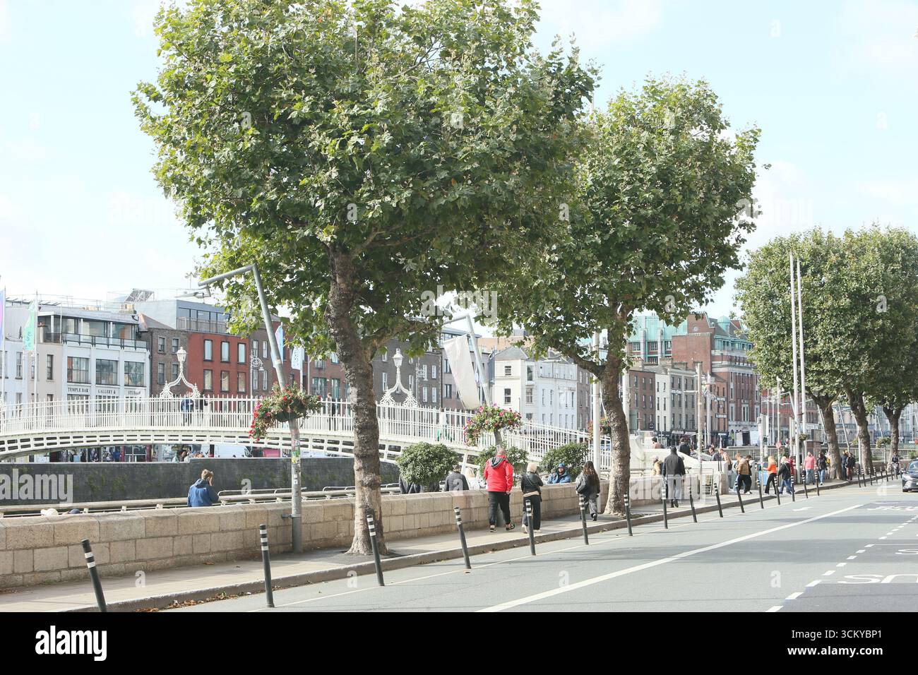 Dublin, Irlande - 12 septembre 2025 - Bachelor's Walk face au pont Ha'Penny dans le centre-ville de Dublin par un après-midi ensoleillé dans la capitale irlandaise Banque D'Images