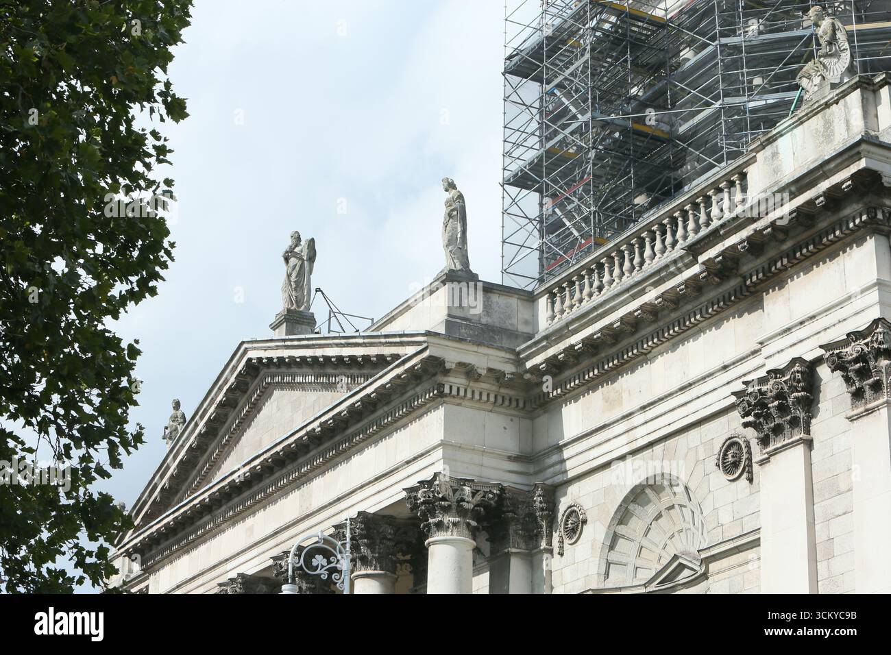 Dublin, Irlande - 12 septembre 2025 - les quatre courts avec échafaudage visibles sur le toit du centre-ville de Dublin par un après-midi ensoleillé dans la capitale irlandaise Banque D'Images