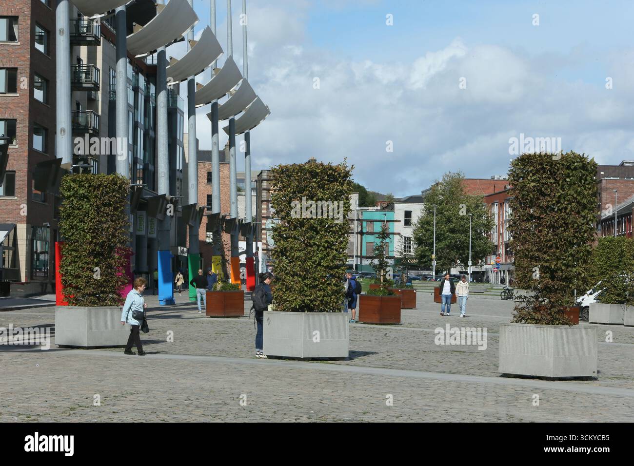 Dublin, Irlande - 12 septembre 2025 - Une vue de Smithfield Square dans le centre-ville de Dublin par un après-midi ensoleillé dans la capitale irlandaise Banque D'Images