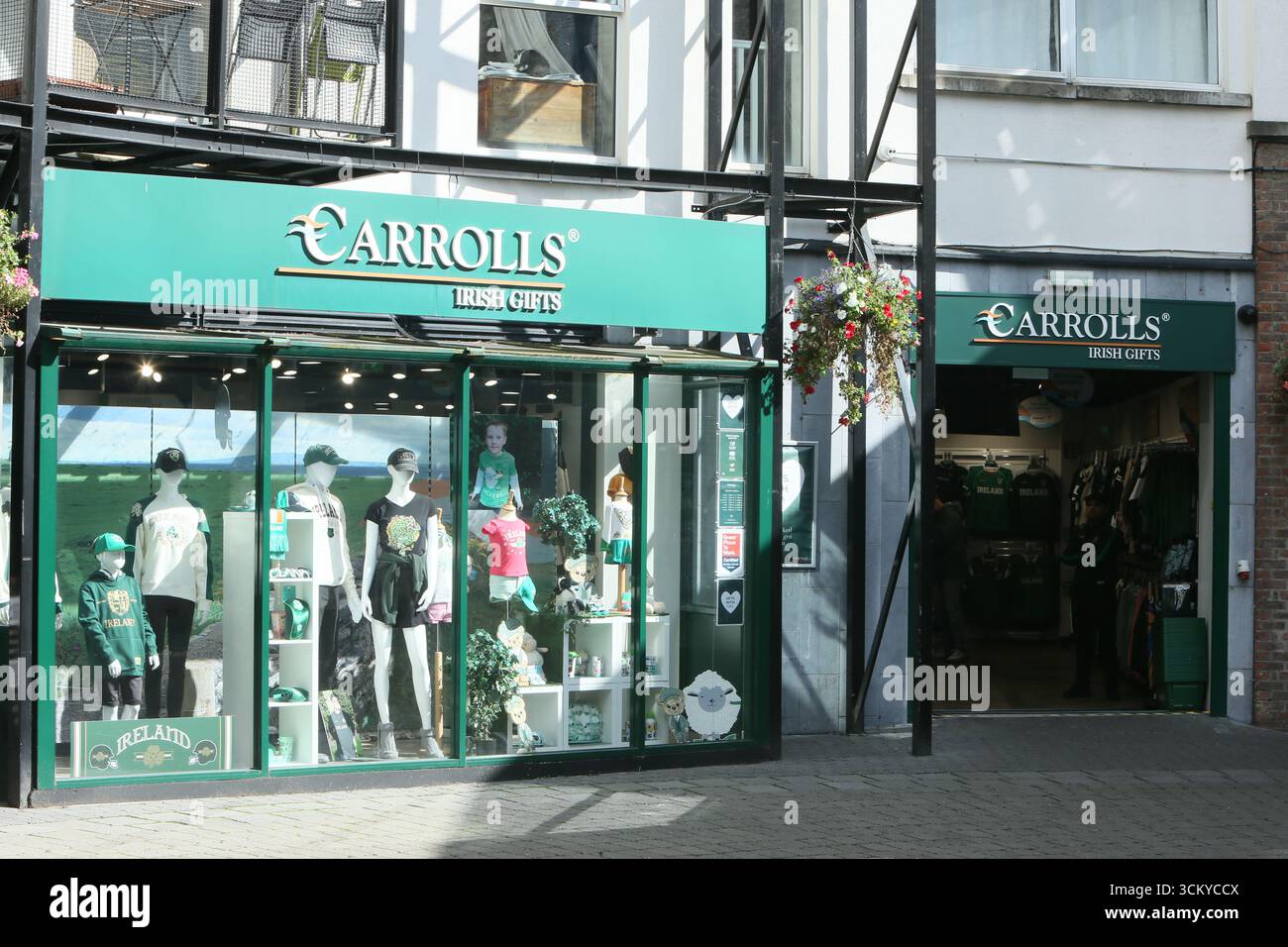 Dublin, Irlande - 12 septembre 2025 - Un magasin de marchandises touristiques Carroll's Irish Gifts à Smithfield, dans le centre-ville de Dublin par un après-midi ensoleillé dans la capitale irlandaise Banque D'Images