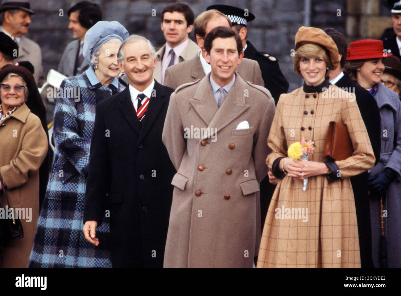 Prince Charles et Princesse Diana de Galles. Diana porte un béret en daim de John Boyd et un manteau de Arabella pollen. Royal tour Barmouth North Wales 25 novembre 1982 Royaume-Uni 1980s HOMER SYKES Banque D'Images