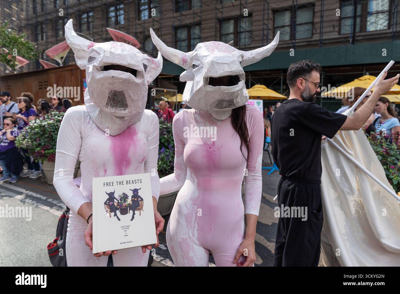 New York, États-Unis. 13 septembre 2025. Des centaines de militants se sont rassemblés pour un rassemblement pour les droits des animaux devant Flatiron Building et march South on Broadway à New York, NY, le 13 septembre 2025. Artemis Beasts une collaboration entre les artistes Vilma Duplantier et Shelly Voorhees ont posé avec leur livre auto-publié 'Free the Beasts' pendant le rallye. (Photo de Lev Radin/Sipa USA) crédit : Sipa USA/Alamy Live News Banque D'Images