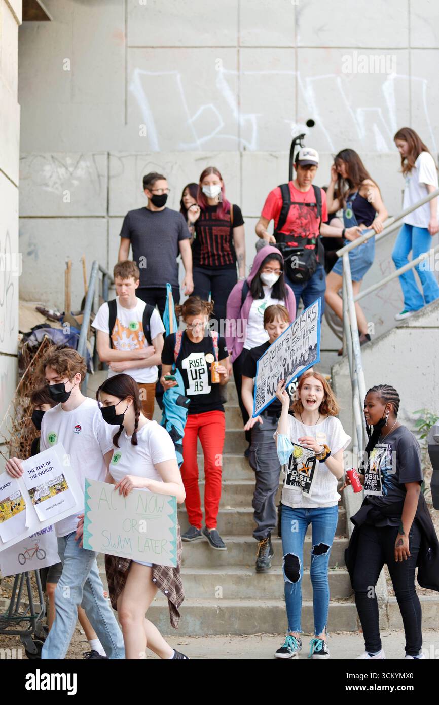 Les participants à la marche mondiale contre la grève climatique dans la région de Los Angeles dans la rue du centre-ville de Los Angeles le vendredi 25 mars 2022. Banque D'Images
