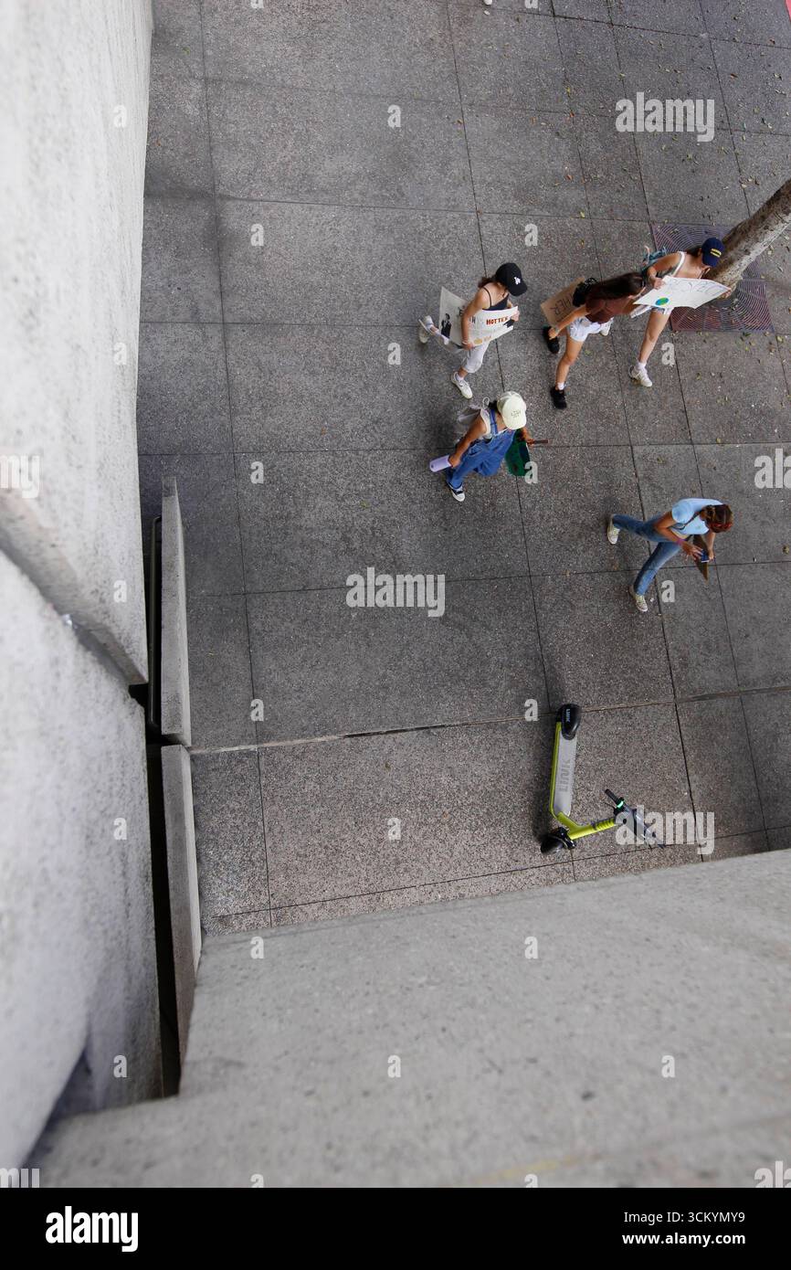 Les participants à la marche mondiale contre la grève climatique dans la région de Los Angeles dans la rue du centre-ville de Los Angeles le vendredi 25 mars 2022. Banque D'Images