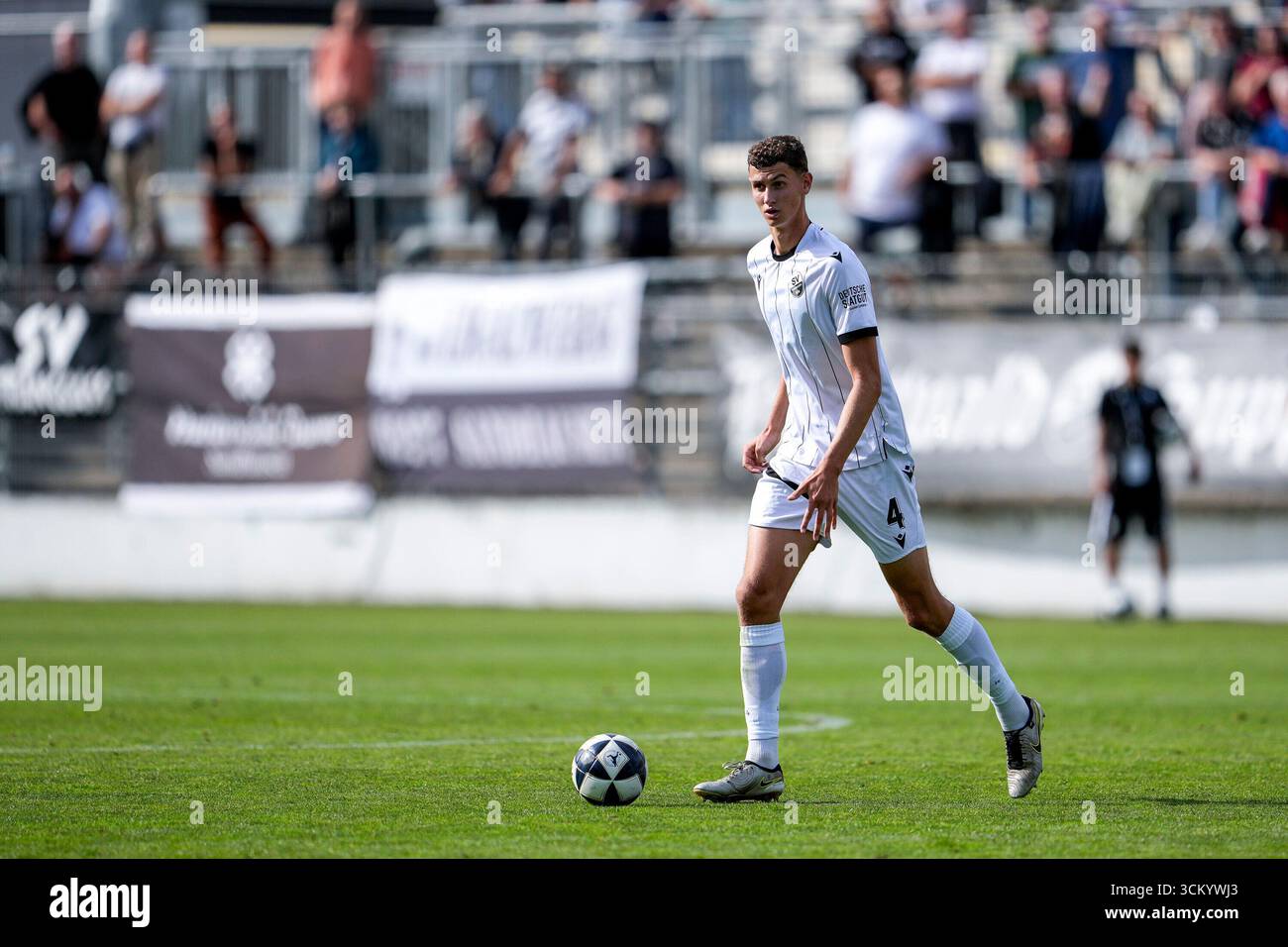 Sandhausen, Deutschland. 13 septembre 2025. Benedikt Wimmer (SVS. 4), Am Ball, Freisteller, Ganzkörper, Einzelbild, Einzelfoto, Aktion, action, 13.09.2025, Sandhausen (Allemagne), Fussball, Regionalliga Südwest, SV Sandhausen - TSG Balingen crédit : dpa/Alamy Live News Banque D'Images