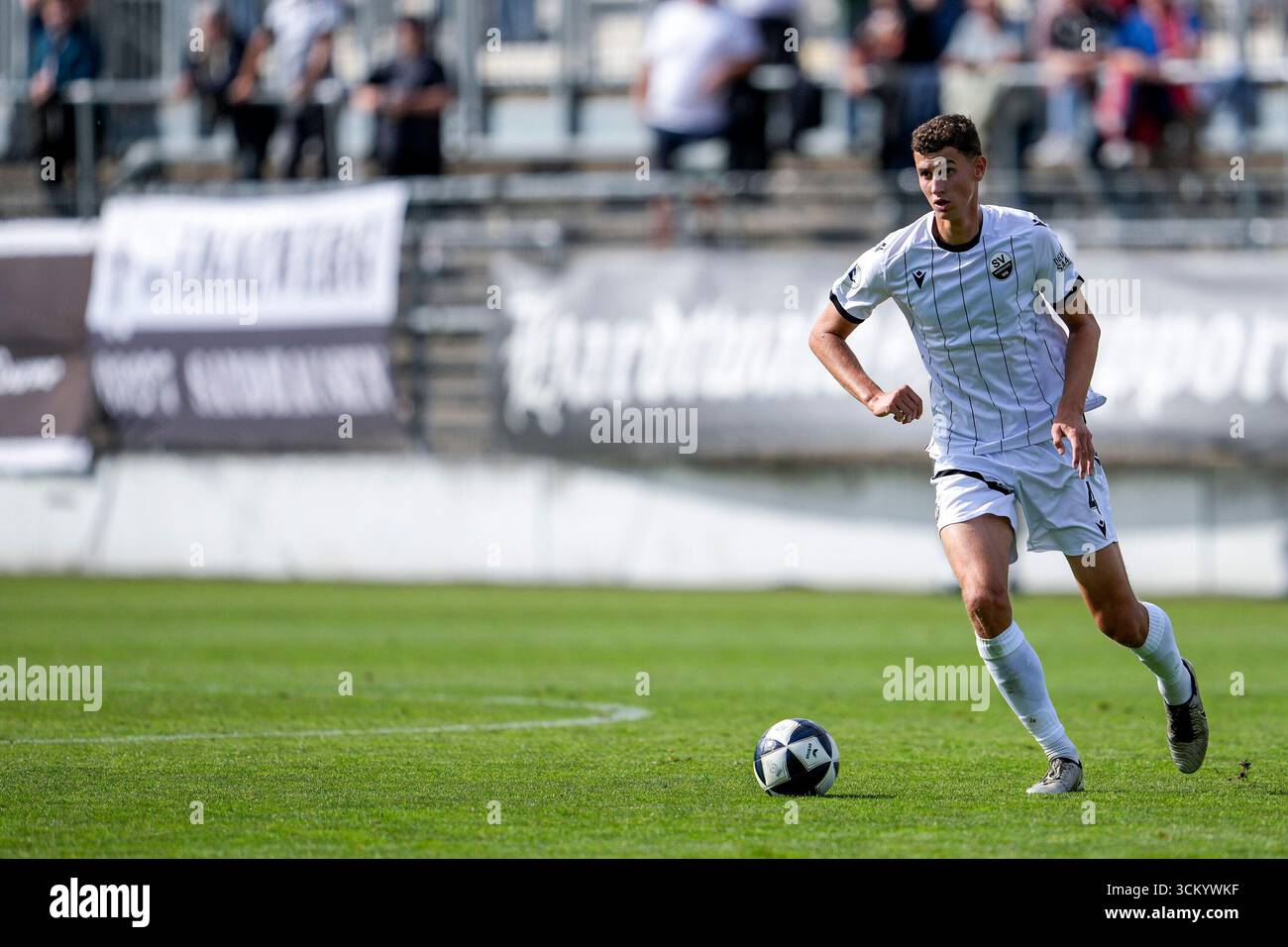 Sandhausen, Deutschland. 13 septembre 2025. Benedikt Wimmer (SVS. 4), Am Ball, Freisteller, Ganzkörper, Einzelbild, Einzelfoto, Aktion, action, 13.09.2025, Sandhausen (Allemagne), Fussball, Regionalliga Südwest, SV Sandhausen - TSG Balingen crédit : dpa/Alamy Live News Banque D'Images
