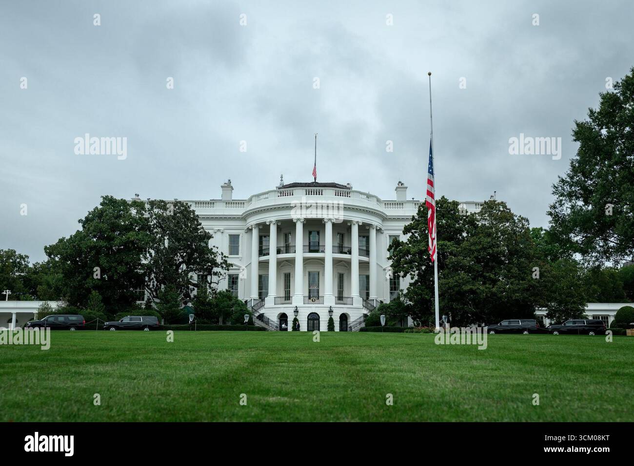 La Maison Blanche avec drapeau américain à mi-état à Washington, D.C. le 10 septembre 2025, en l'honneur de la mort de Charlie Kirk. Banque D'Images