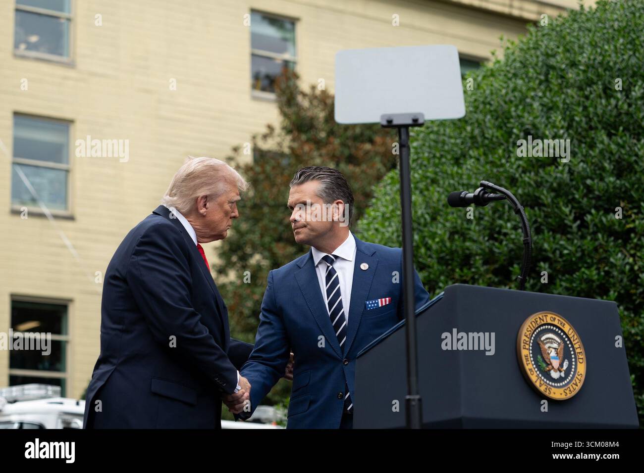 Le président Donald J. Trump avec le secrétaire américain à la Défense Pete Hegseth lors de la cérémonie d’observation du 11 septembre au Pentagone à Arlington, Virginie, le 11 septembre 2025. Image reproduite avec l'aimable autorisation de la Maison Blanche. Banque D'Images