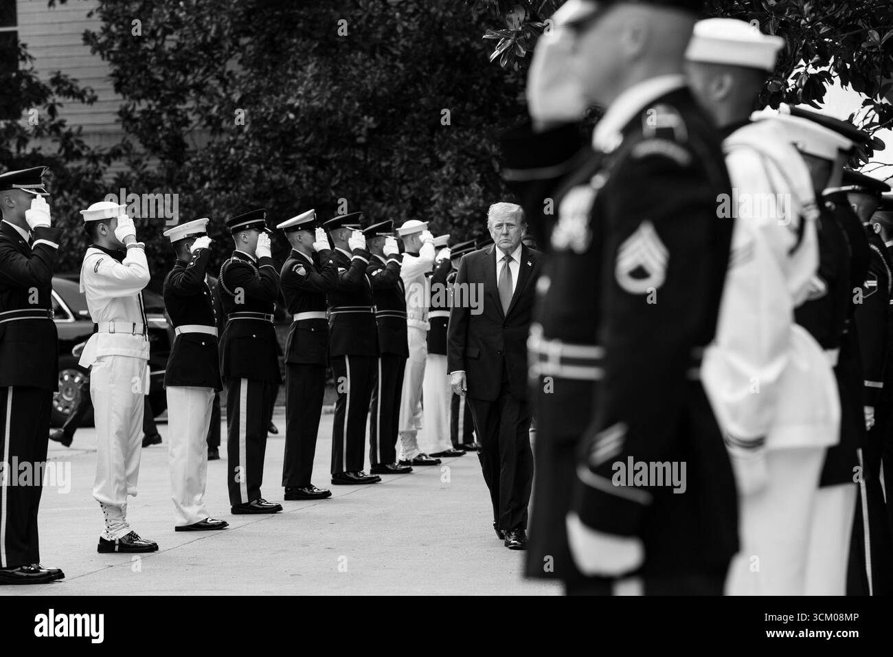 Le président américain Donald J. Trump passe devant des militaires debout à l'attention et saluant lors de la cérémonie d'observance du 11 septembre au Pentagone, Arlington, Virginie, le 11 septembre 2025. Banque D'Images Le président américain Donald J. Trump passe devant des militaires debout à l'attention et saluant lors de la cérémonie d'observance du 11 septembre au Pentagone, Arlington, Virginie, le 11 septembre 2025. Banque D'Images