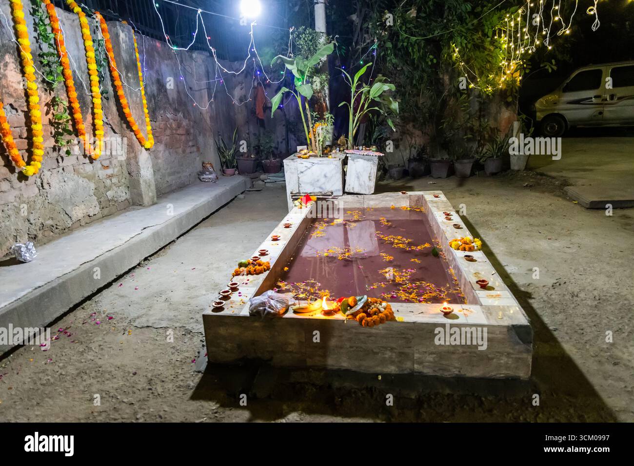 étang sacré prêt pour la célébration de chhath puja à l'extérieur Banque D'Images