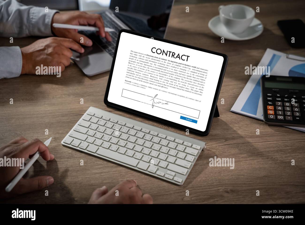 Concept de contrat numérique : écran de tablette avec formulaire de signature électronique, clavier, stylet et configuration de bureau pour accord commercial, document juridique Banque D'Images