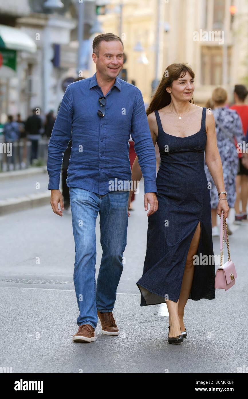 Instantané d'un jeune couple marchant dans la rue dans une journée d'été Banque D'Images
