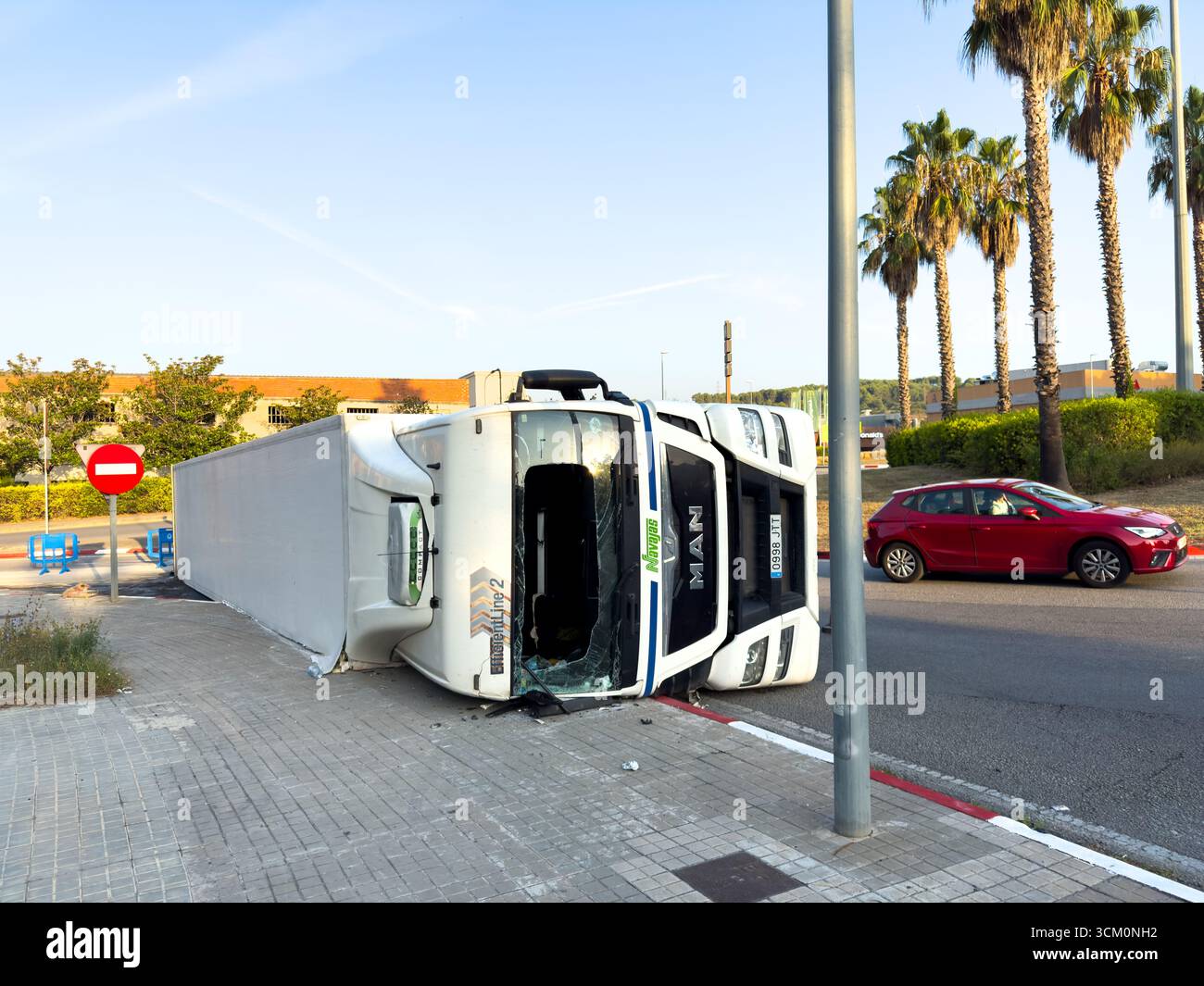 RUBI, Barcelone, Espagne. 9 août 2025. Un camion renversé provoque un embouteillage sur une route de banlieue. L'accident illustre des problèmes de transport - Image de stock capturée avec un smartphone