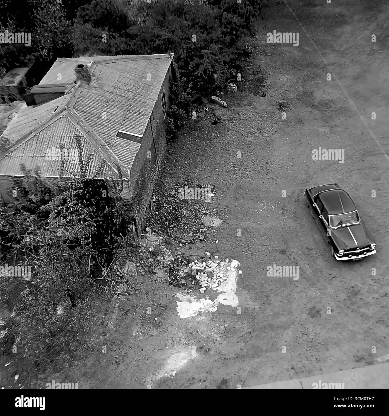 Les coulisses d'un grand projet de reconstruction : cours intérieures chaotiques et secteur du logement privé derrière la place centrale de Sloviansk, 1975-1976. Le cliché capture de vieilles maisons destinées à la démolition, des hangars, des débris. Cette image reflète le processus de déminage du site pour la rénovation urbaine, symbolisant une époque révolue sacrifiée pour la nouvelle vision monumentale d'une ville soviétique, et documente la vie complexe mais paisible dans le Donbass pendant cette période Banque D'Images