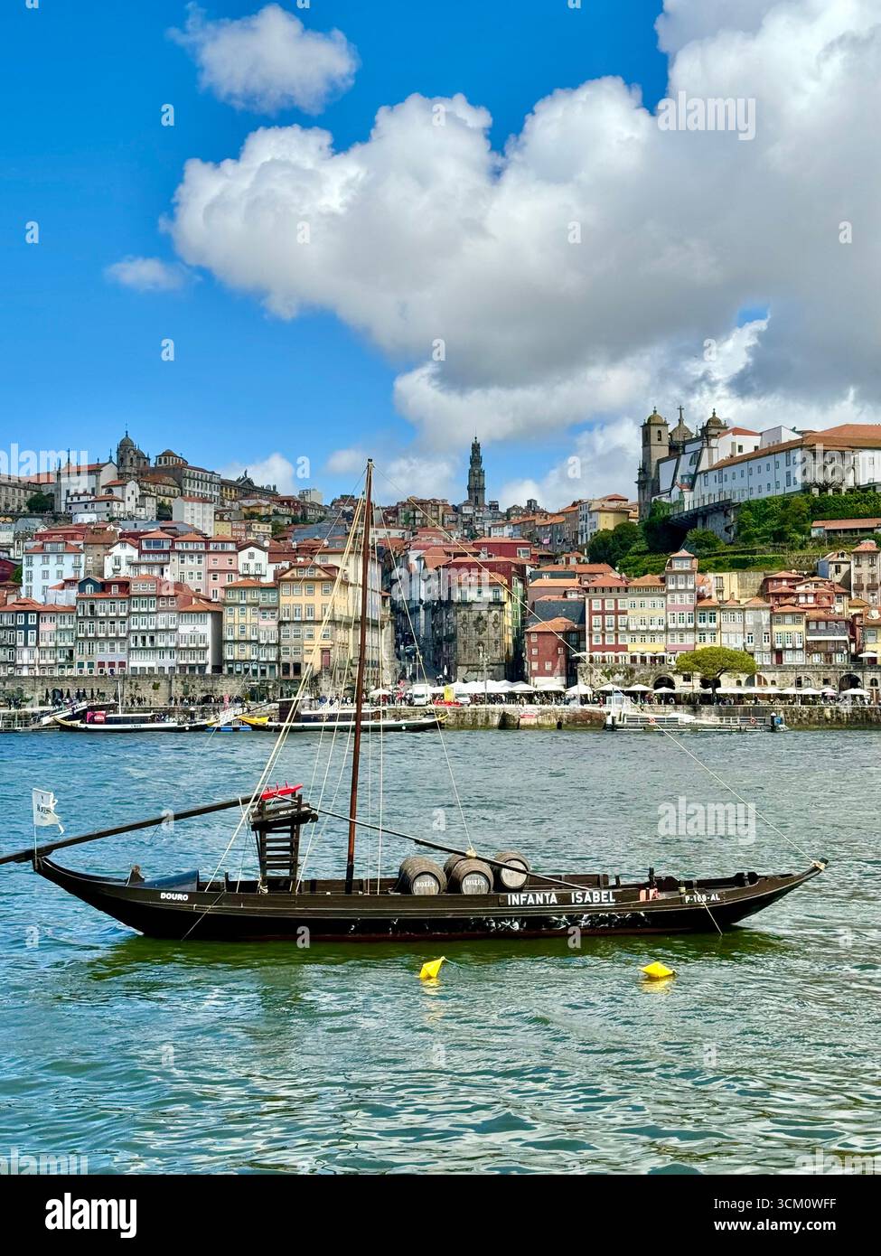 Bateau Rabelo traditionnel en bois sur le fleuve Douro avec Ribeira en arrière-plan, Porto Portugal - Image de stock capturée avec un smartphone