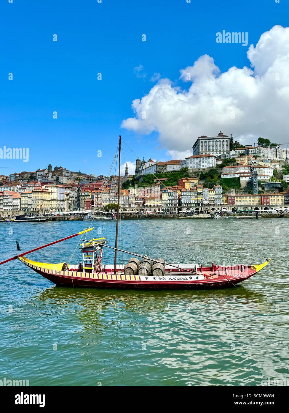 Bateau Rabelo traditionnel en bois sur le fleuve Douro avec Ribeira en arrière-plan, Porto Portugal - Image de stock capturée avec un smartphone