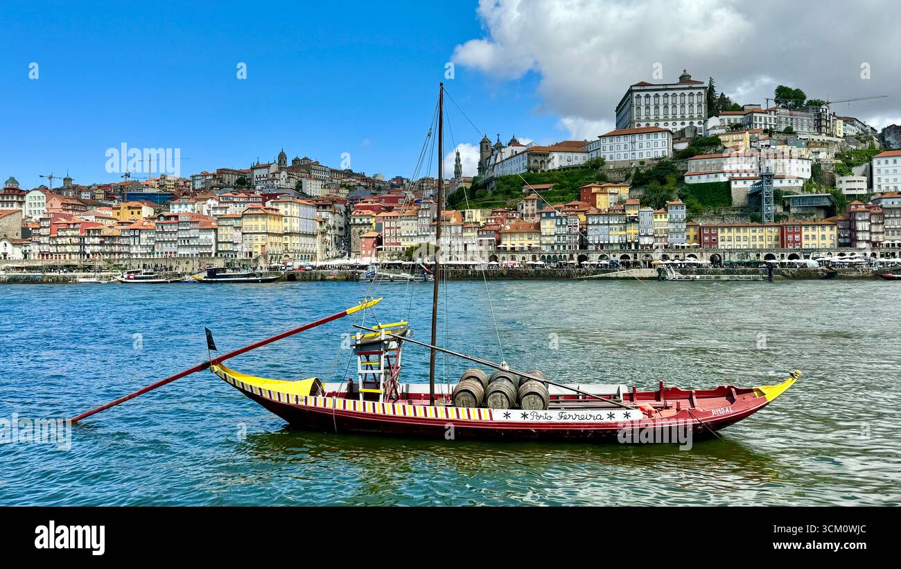 Bateau Rabelo traditionnel en bois sur le fleuve Douro avec Ribeira en arrière-plan, Porto Portugal - Image de stock capturée avec un smartphone
