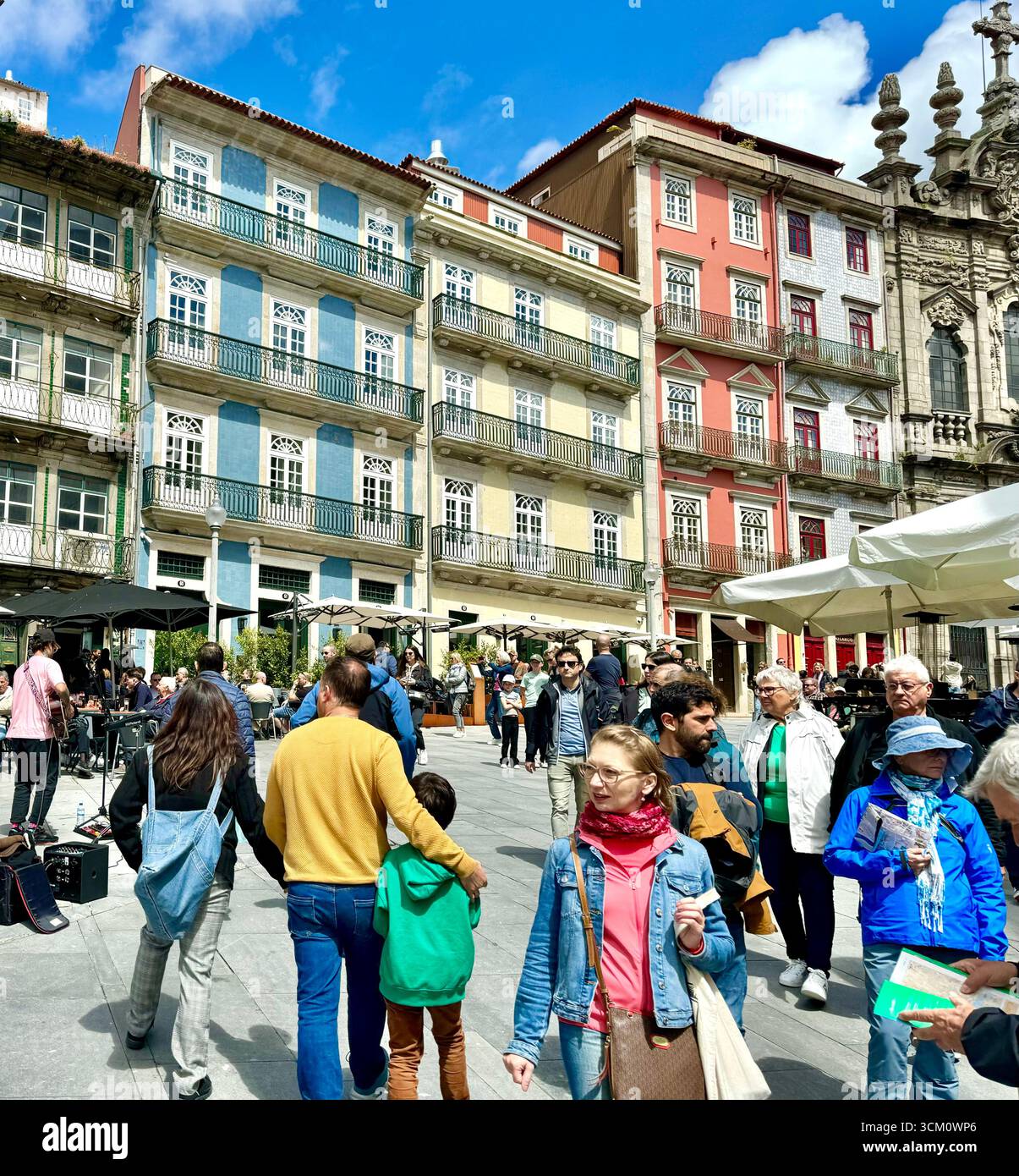 Immeubles d'habitation en hauteur densité urbaine sur la Rua de Trás dans le centre historique de Porto, Portugal - Image de stock capturée avec un smartphone