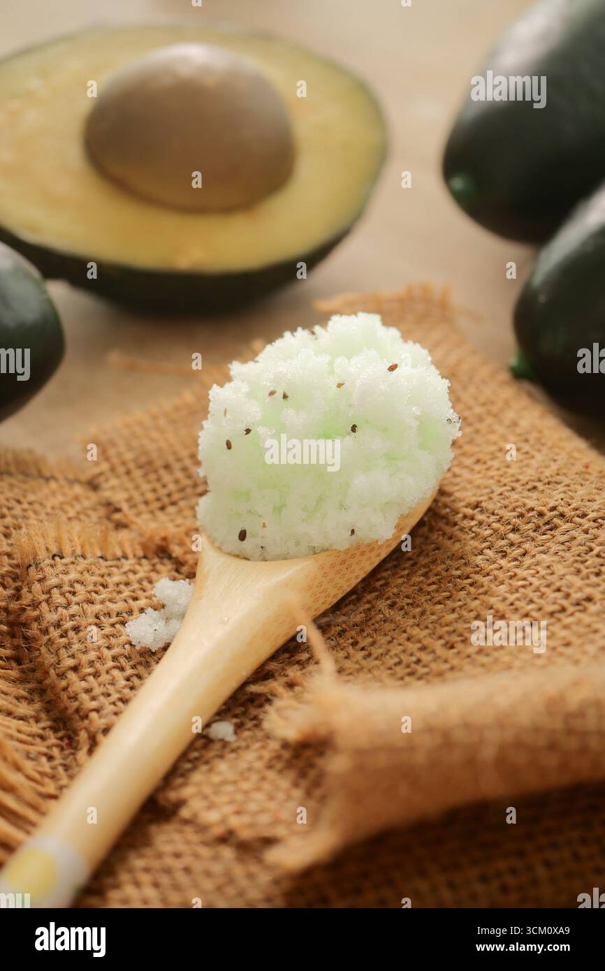 Préparation rafraîchissante de gommage à l'avocat dans un cadre rustique Banque D'Images