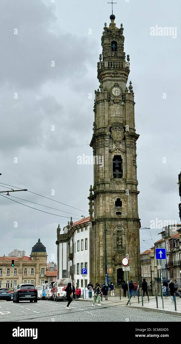 Tour baroque Torre dos Clérigos par l'architecte Nicolau Nasoni à l'arrière de l'Église des Clercs dans le centre historique de Porto, Portugal - Image de stock capturée avec un smartphone