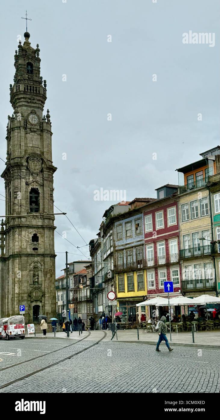 Tour baroque Torre dos Clérigos par l'architecte Nicolau Nasoni à l'arrière de l'Église des Clercs dans le centre historique de Porto, Portugal - Image de stock capturée avec un smartphone