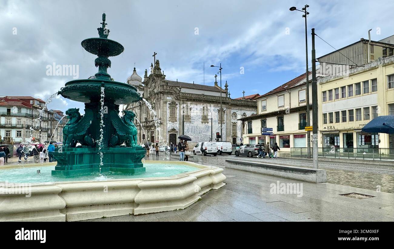 Fonte dos Leões Lion's Fountain sur la Praça de Gomes Teixeira dans le centre historique de Porto, Portugal - Image de stock capturée avec un smartphone