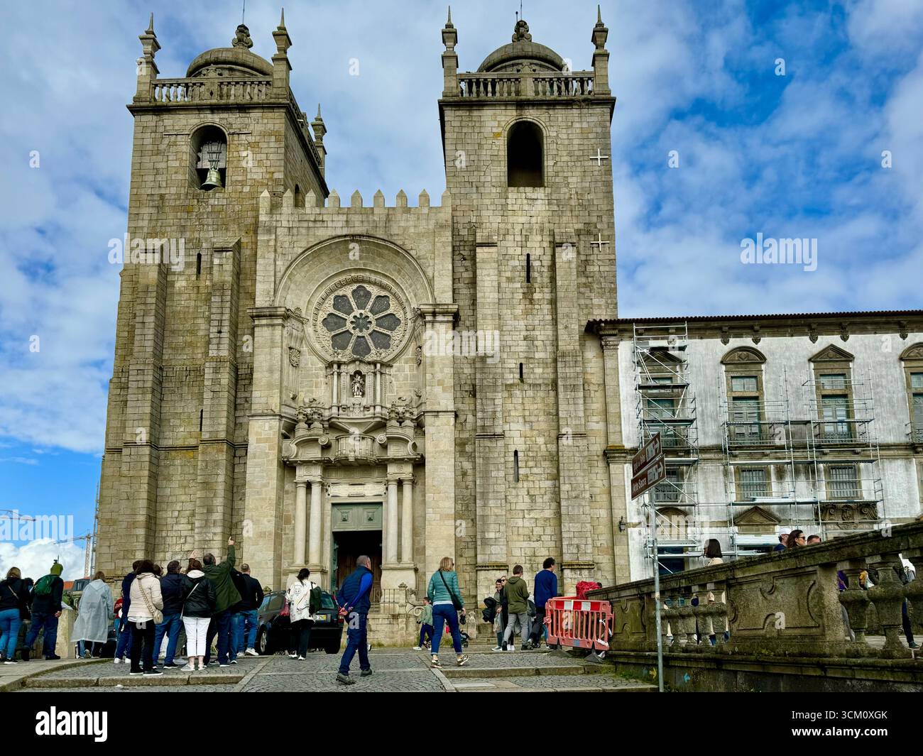 Façade romane de la cathédrale de Porto dans le centre historique de Porto, Portugal - Image de stock capturée avec un smartphone