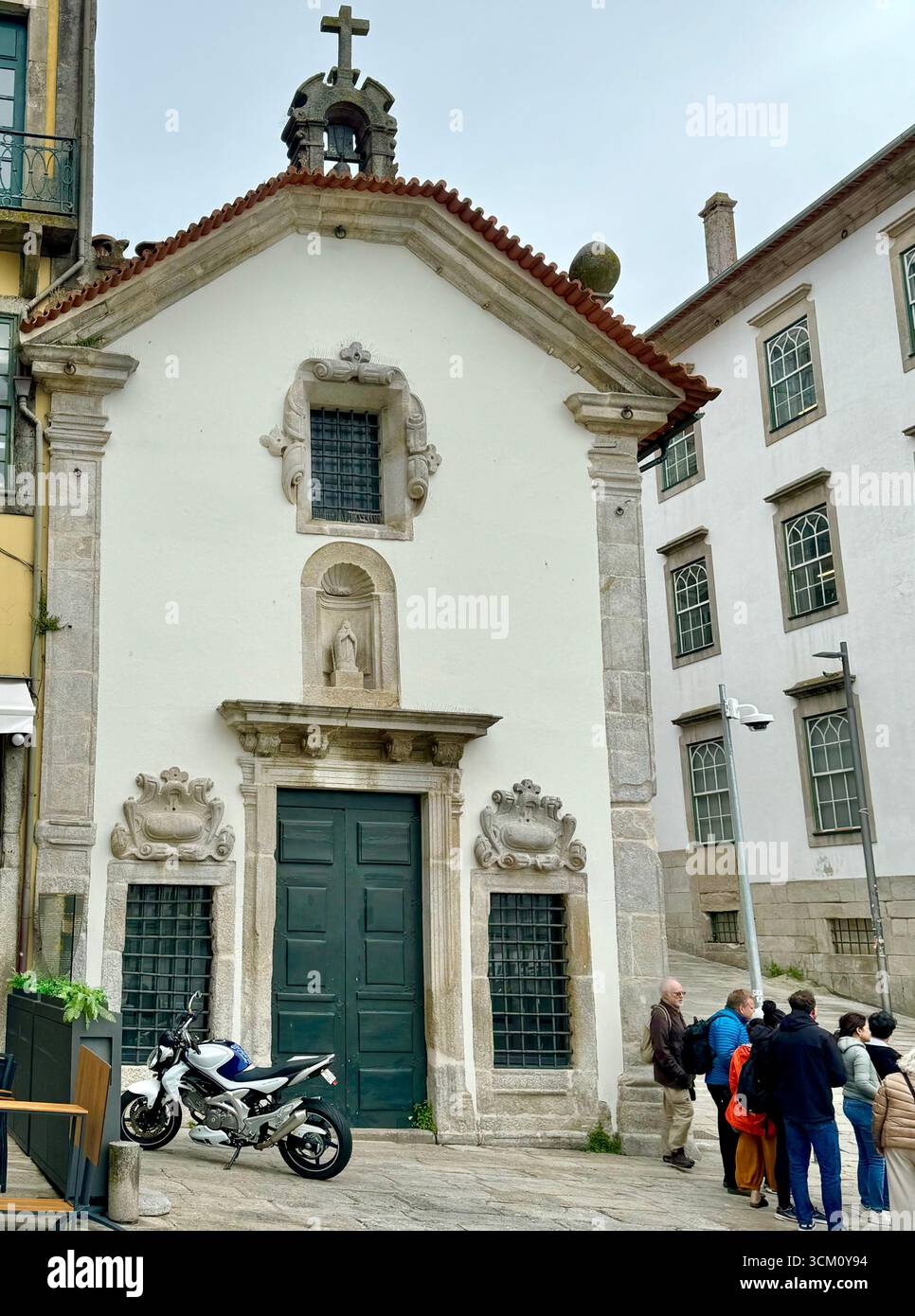 Chapelle catholique de Notre-Dame d’O sur le Largo do Terreiro dans le centre historique de Porto, Portugal - Image de stock capturée avec un smartphone