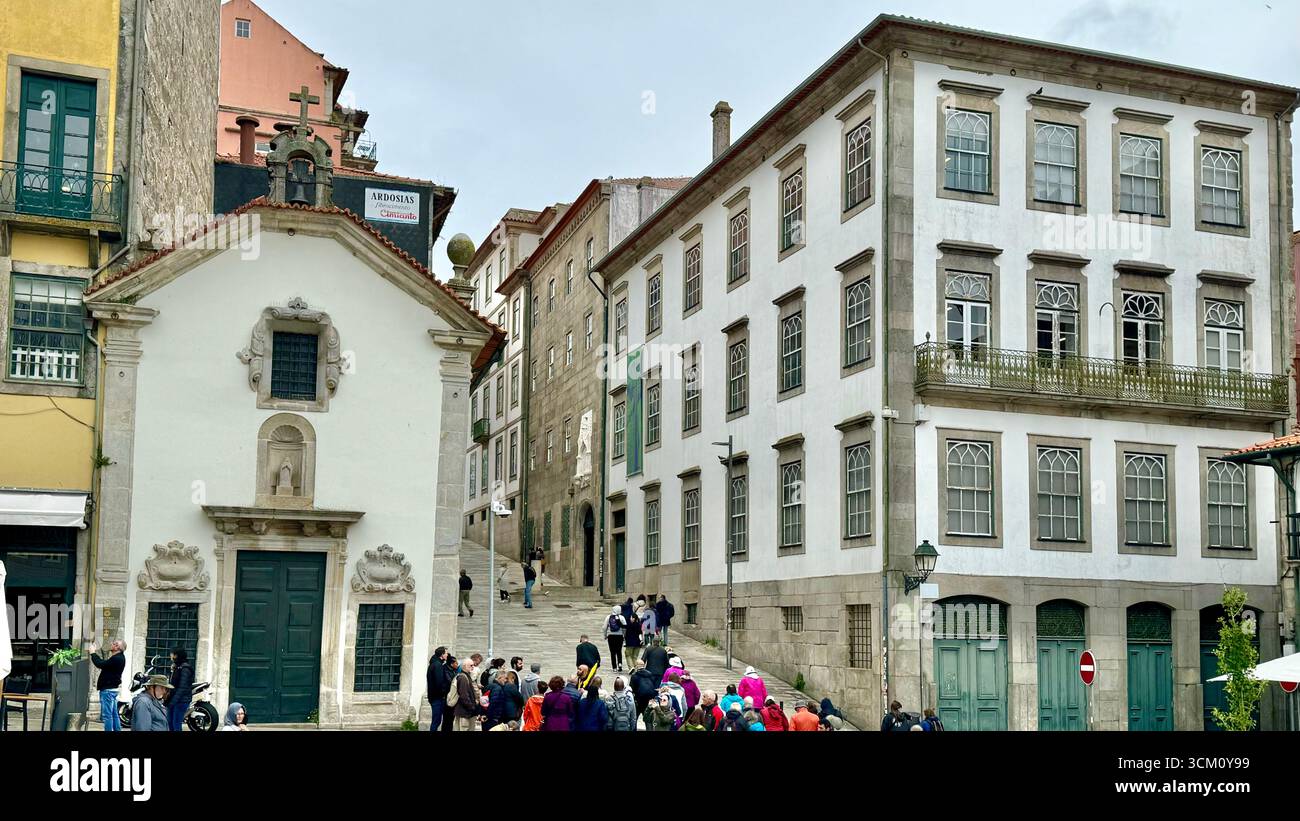 Chapelle catholique de Notre-Dame d’O sur le Largo do Terreiro dans le centre historique de Porto, Portugal - Image de stock capturée avec un smartphone
