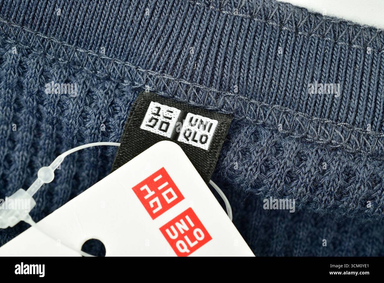 13-09-2025 New Delhi, Inde :- étiquette de vêtements uniqlo sur tshirt Banque D'Images