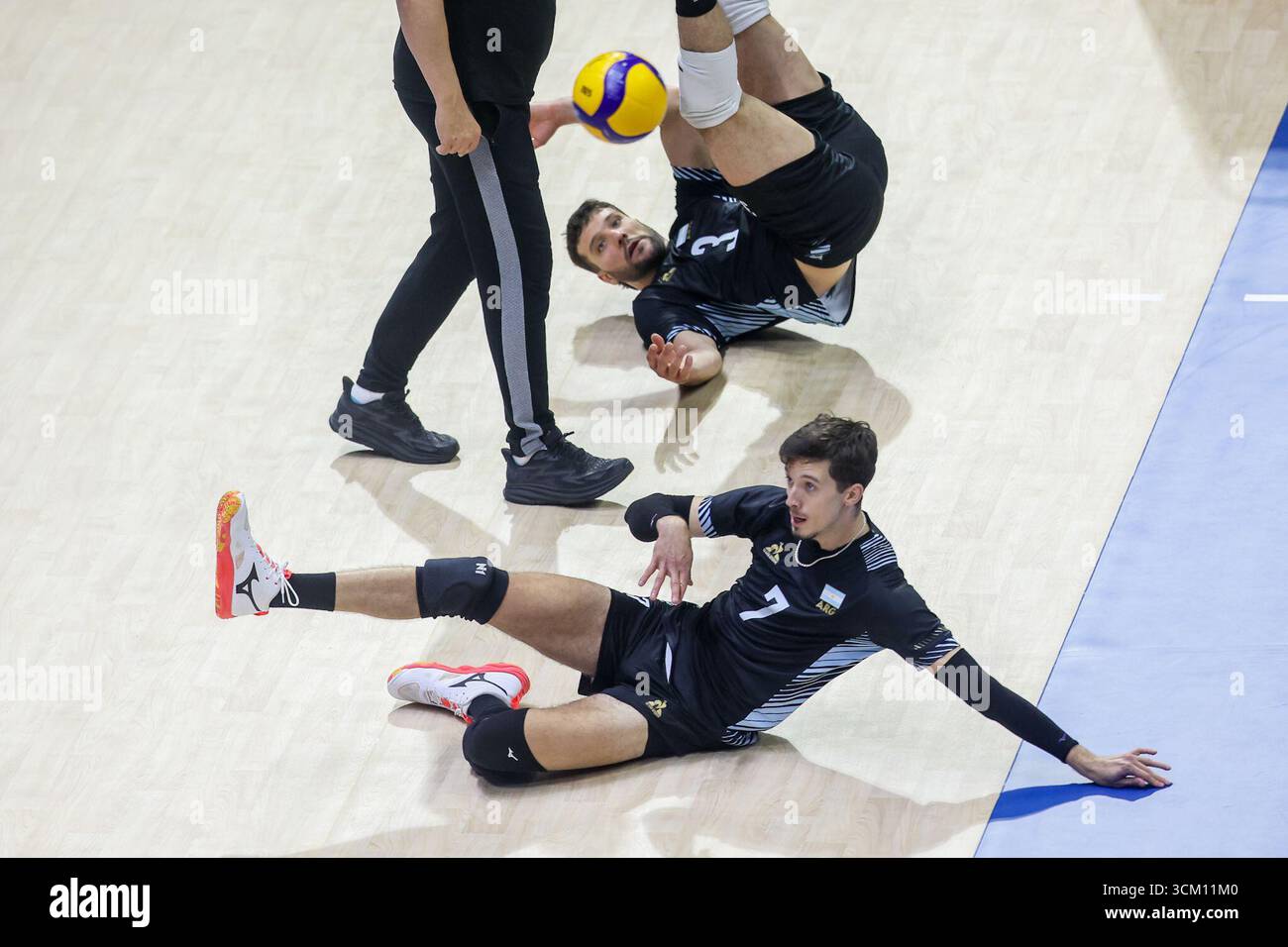 Quezon City, Philippines. 14 septembre 2025. Luciano Palonsky (avant) et Jan Martinez franchi (arrière), d'Argentine, tentent de sauver le ballon lors du match de la poule C entre la Finlande et l'Argentine au Championnat du monde FIVB masculin 2025 à Quezon City, aux Philippines, le 14 septembre 2025. Crédit : Rouelle Umali/Xinhua/Alamy Live News Banque D'Images