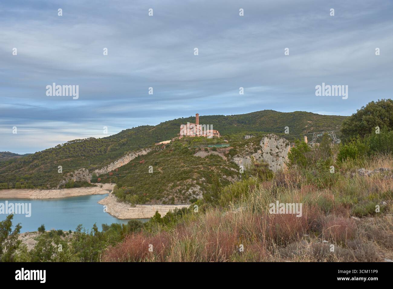 Le Sanctuaire de notre-Dame des Anges à Torreciudad se trouve dans la province de Huesca, entouré de montagnes et de forêts luxuriantes. Banque D'Images