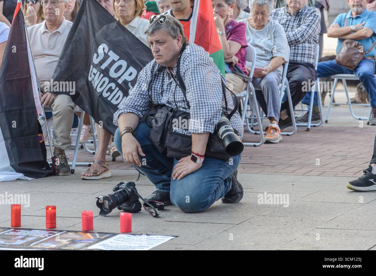 Logrono, la Rioja, ESPAGNE. 13 septembre 2025. Un rassemblement et un hommage sur le Paseo del Espolón à Logroño se souvient des journalistes, photographes, cameramen et reporters tués à Gaza depuis octobre 2023. Un rassemblement aura lieu ce samedi à Logroño pour commémorer les photographes et journalistes tués à Gaza. L'événement, organisé par plusieurs groupes, condamne la mort de plus de 245 journalistes palestiniens. CNN et exige une protection internationale pour la presse. (Photographie de MARIO Martija) crédit : Mario Martija/Alamy Live News Banque D'Images