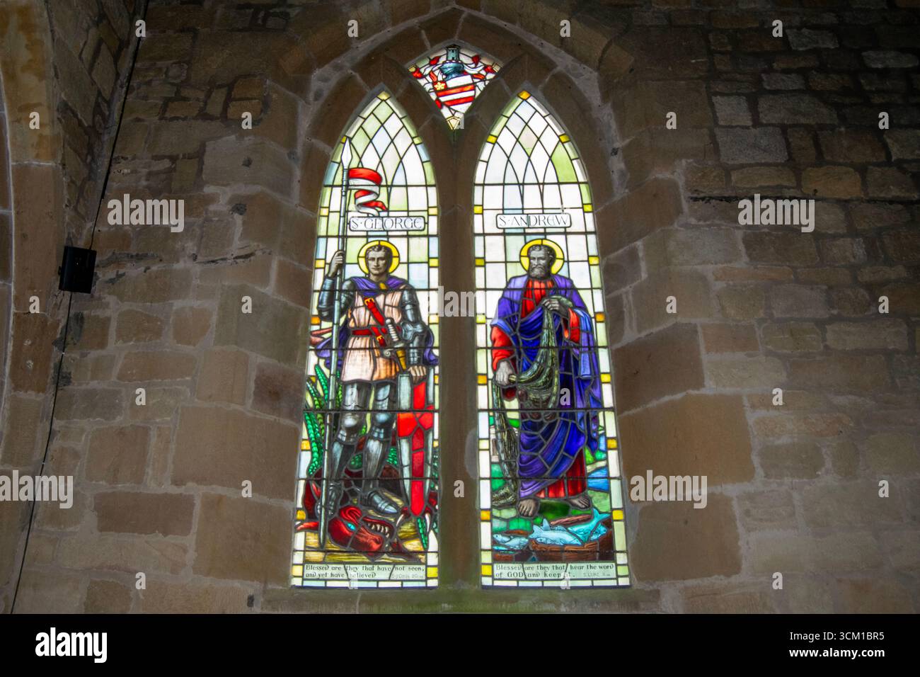Les vitraux vibrants représentent des personnages religieux, illuminant les murs de pierre anciens de l'église Sainte-Marie-la-Vierge à Leake. Banque D'Images