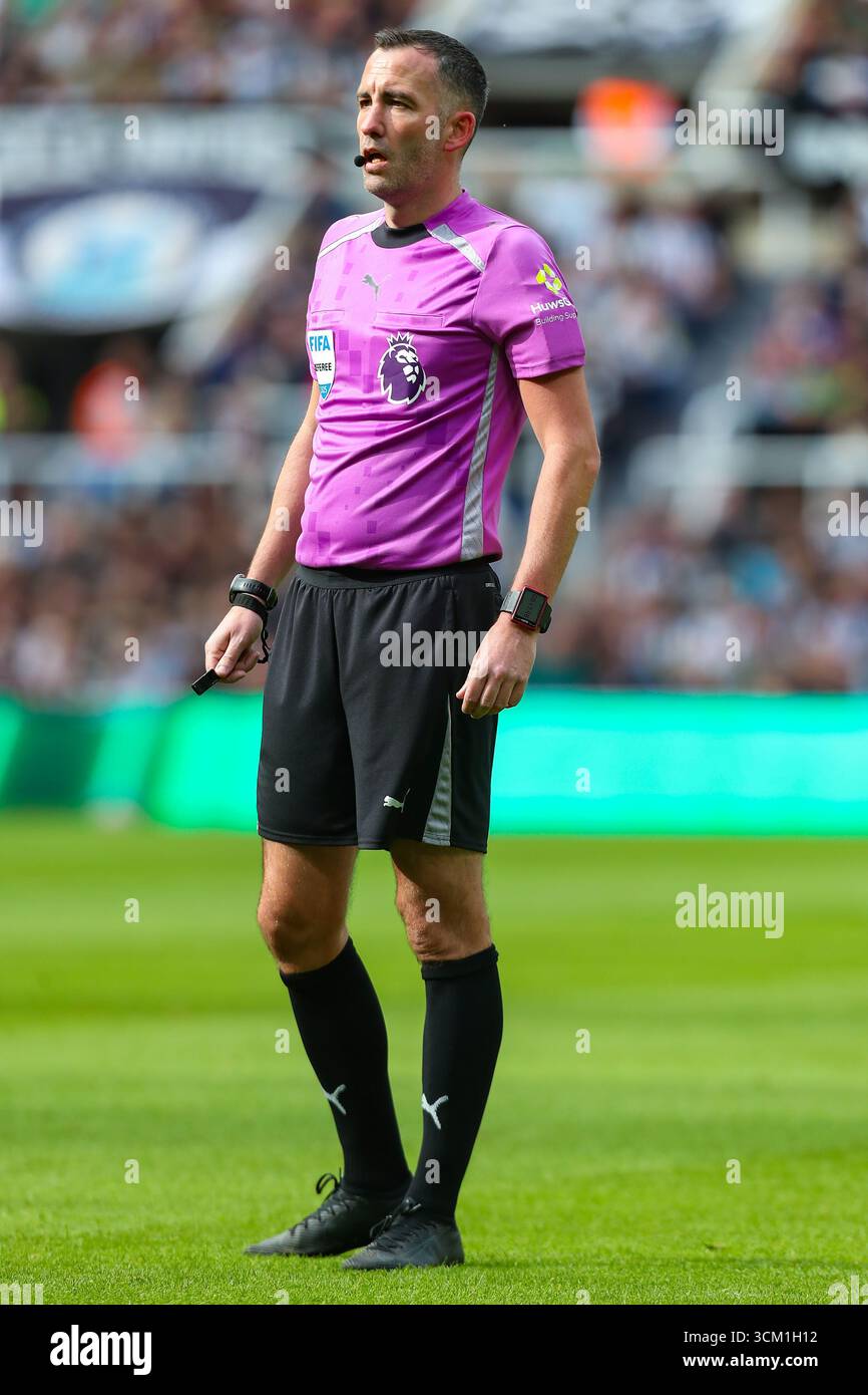 Newcastle, Royaume-Uni. 13 septembre 2025. Arbitre Chris Kavanagh lors du Newcastle United FC contre Wolverhampton Wanderers FC English premier League match au St.James' Park, Newcastle, Angleterre, Royaume-Uni le 13 septembre 2025 crédit : Lee Keuneke/Every second Media crédit : Every second Media/Alamy Live News Banque D'Images