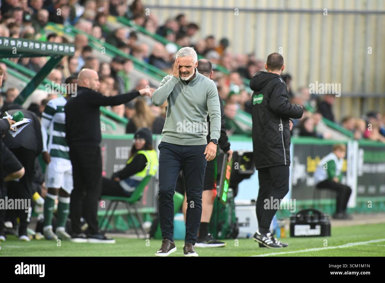 Stade Easter Road, Édimbourg.Écosse Royaume-Uni. 13 septembre 25 .Scottish Premiership match Hibernian v Dundee Utd Under Pressure Dundee Utd Manager Jim Goodwin crédit : eric mccowat/Alamy Live News Banque D'Images